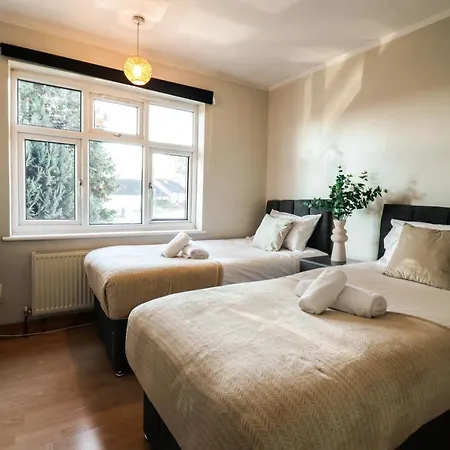 Homely Contractor House - Enjoy Free, Convenient Parking Luton  Exterior photo