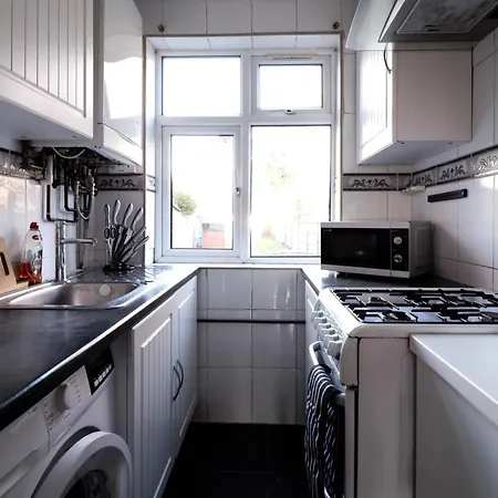 Homely Contractor House - Enjoy Free, Convenient Parking Luton  Exterior photo