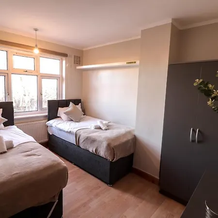 Homely Contractor House - Enjoy Free, Convenient Parking Luton  Exterior photo