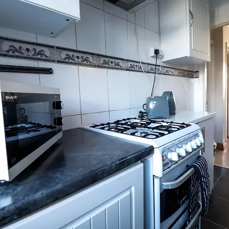 Homely Contractor House - Enjoy Free, Convenient Parking Luton  Exterior photo
