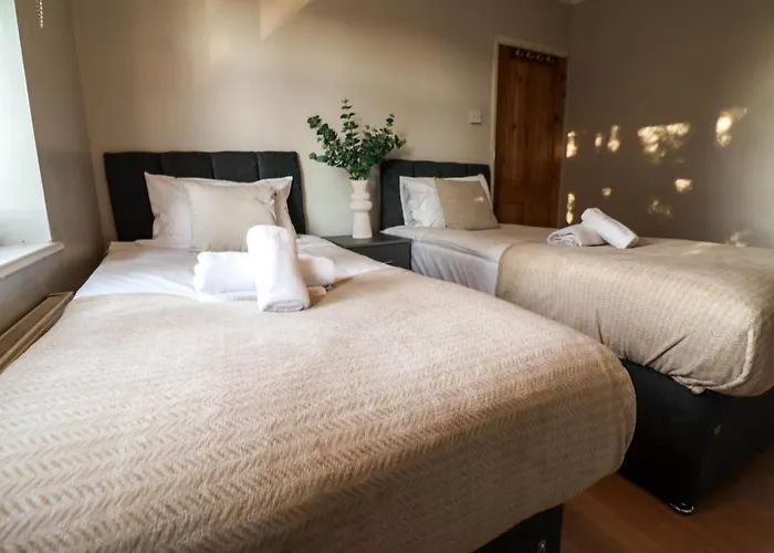 Homely Contractor House - Enjoy Free, Convenient Parking