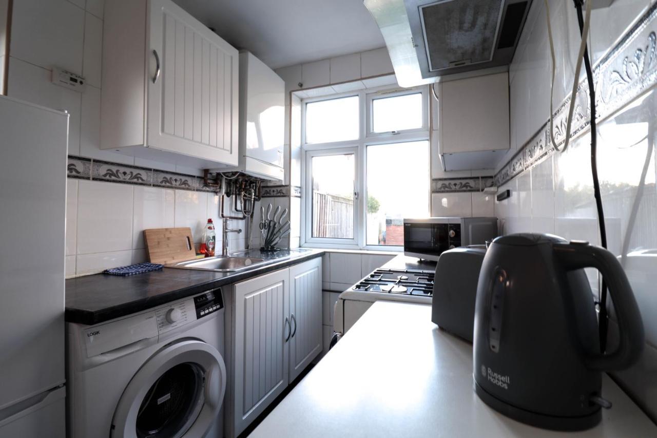 Homely Contractor House - Enjoy Free, Convenient Parking Luton (Bedfordshire)